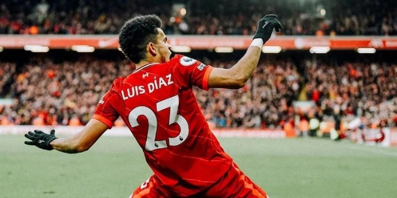 Football player Luis Díaz proves his ability when wearing the Liverpool shirt